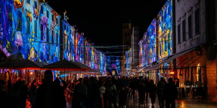 Lumiart priredio pravi svjetlosni spektakl u povijesnoj jezgri. Pogledajte prizore