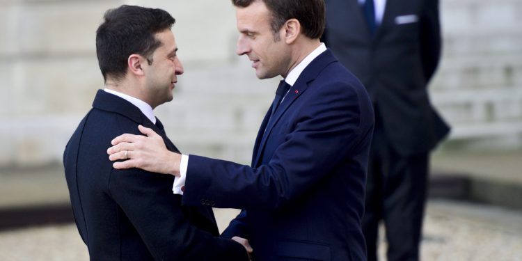 Macron i Zelenski potpisali sporazum o kupnji oružja za Ukrajinu. U pozadini nešto drugo