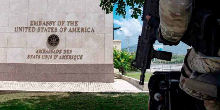 Marinci koji štite američko veleposlanstvo na Haitiju uzvraćaju vatru na osumnjičene članove bande