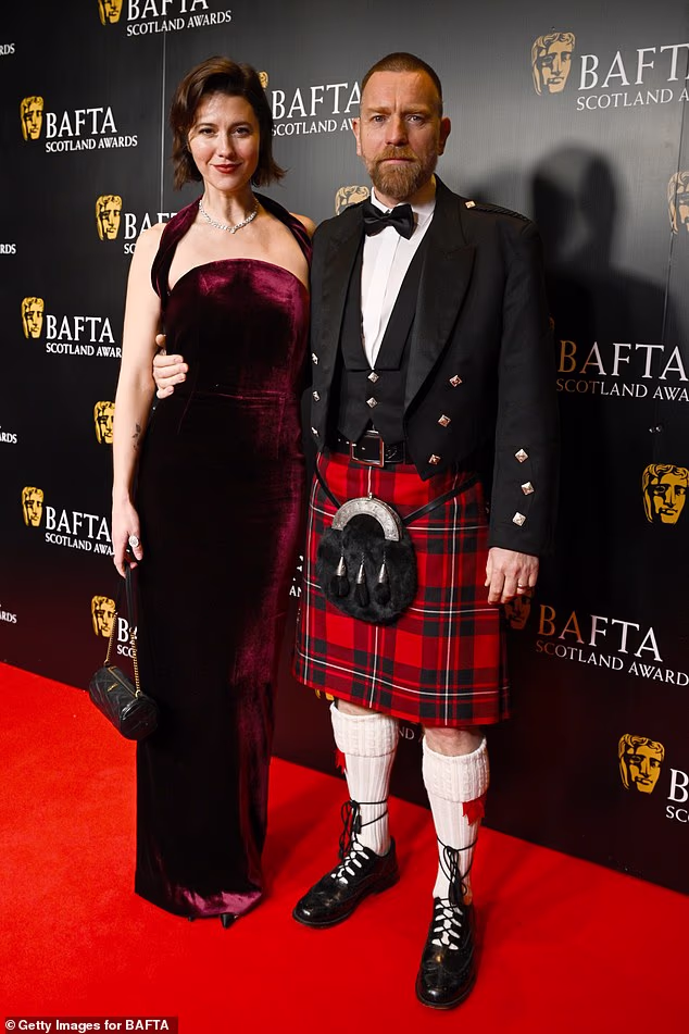 Mary Elizabeth Winstead zasjenila je supruga Ewana McGregora koji nosi kilt u elegantnoj baršunastoj haljini dok predvode glamur crvenog tepiha na dodjeli nagrada BAFTA u Škotskoj 2025.