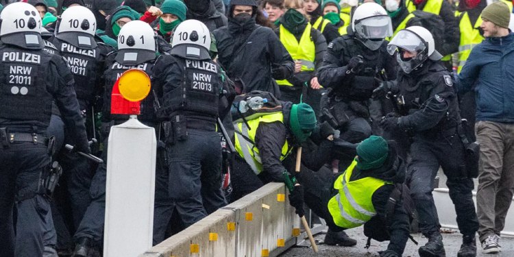 Masovni prosvjedi prekinuli konferenciju mladih AfD-a u Njemačkoj s tisućama ljudi