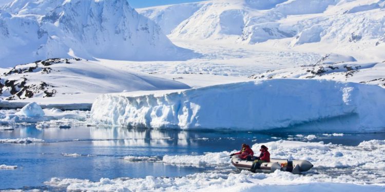 Mikroplastika pronađena od vrha Everesta do antarktičkog snijega
