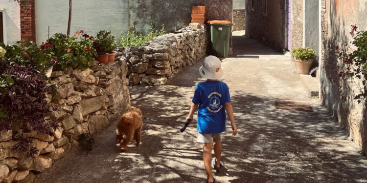 Mlada obitelj iz Zagreba preselila na Ugljan: ‘Ovdje je i šetnja do vrtića čarobna’