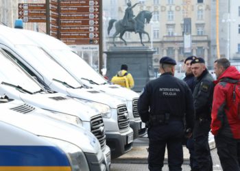 Mladić koji je na Trgu napao novinare stao pred sud: ‘Pitao me nešto, agresivno sam reagirao’