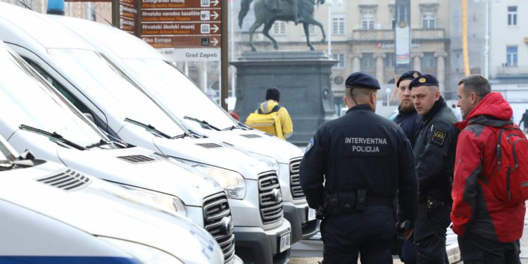 Mladić koji je na Trgu napao novinare stao pred sud: ‘Pitao me nešto, agresivno sam reagirao’