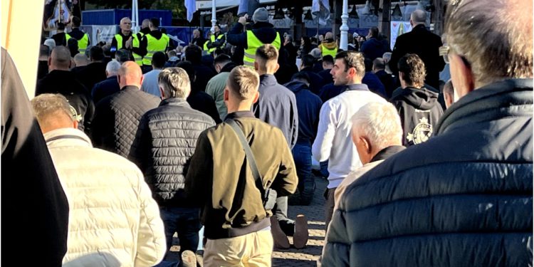 Molitelji se pojavili na trgu, prosvjednici im priredili neugodno iznenađenje