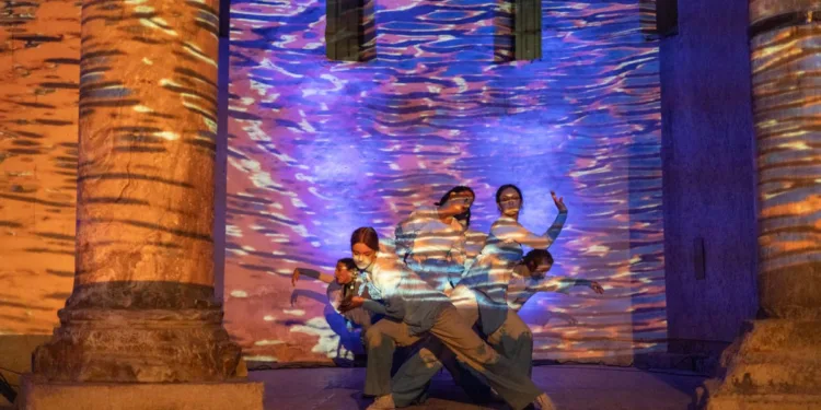 More ko žena miče pločice dragulja