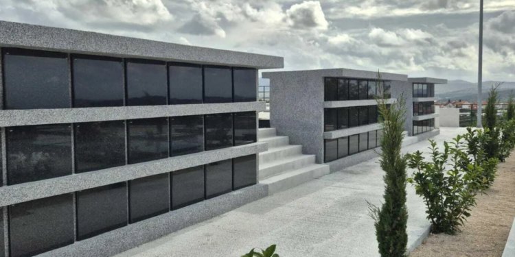 Na Kvanju je završen i rasprodan već četvrti zid za urne, s ukupno 63 kazete. U svaku može stati 8 urni, a evo i cijena