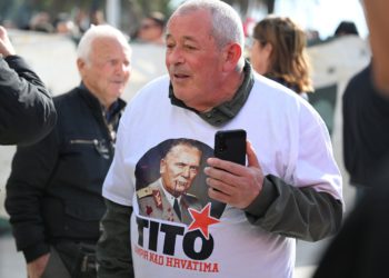Na prosvjed Torcide došao u majici s Titom: ‘Vampir nad Hrvatima’