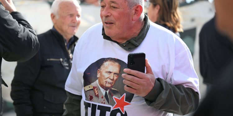 Na prosvjed Torcide došao u majici s Titom: ‘Vampir nad Hrvatima’