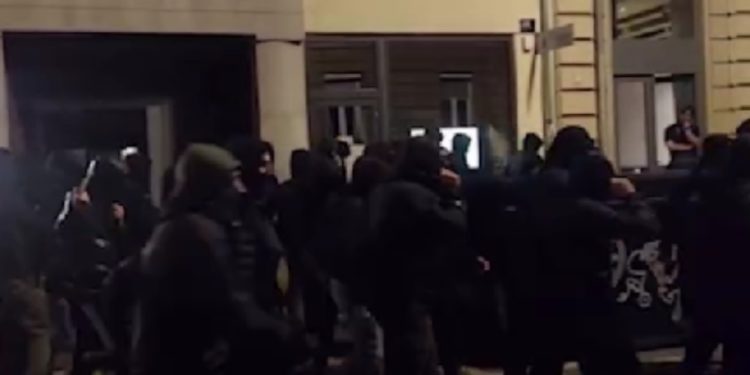 Nadrealni prizori u Zagrebu: Žena snimila što su joj govorili maskirani muškarci