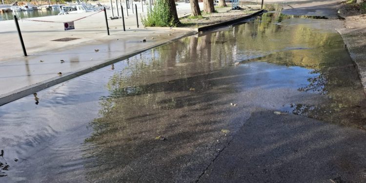 Nakon obilnih oborina poplavila uvala u Jadranovu. Građani: "Točno smo na ovu katastrofu upozoravali"