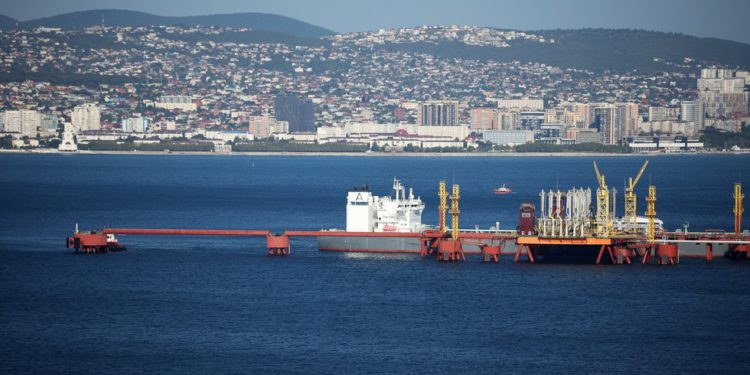 Napad dronova na moru zaustavio operacije na globalnom naftnom terminalu — RT World News