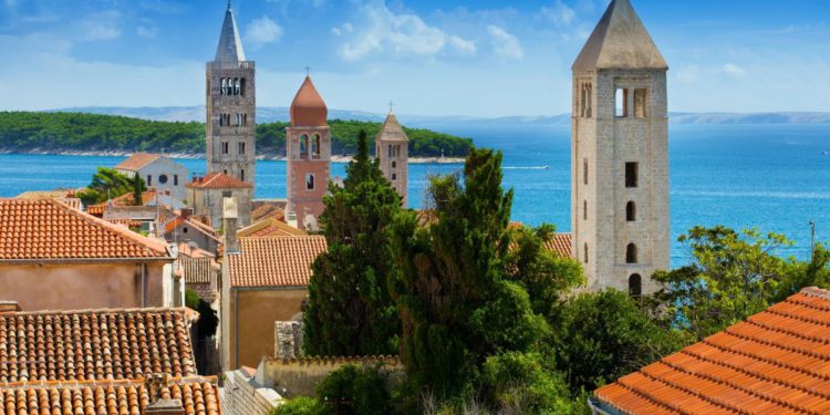 Nedjelja većinom sunčanija, ali nakon česte magle, kiša uglavnom na jugu