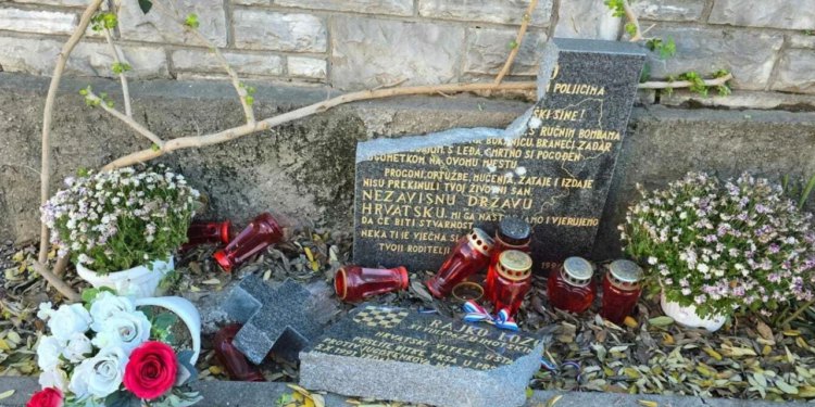 Netko je uništio kontroverznu spomen-ploču Rajku Lozi u Vruljici, poznatu po posveti ‘ustaškom sinu’!