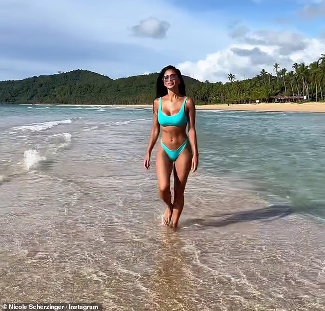 Nicole Scherzinger (47) pokazuje svoju nevjerojatnu figuru u plavom bikiniju dok se veseli na plaži