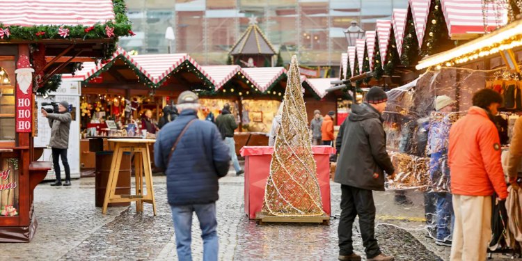 Njemački božićni sajam ponovno se otvara gotovo godinu dana nakon smrtonosnog napada automobilom