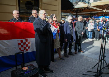 Novi prosvjed u Zagrebu: Pupovcu pod prozorom puštali Thompsonove pjesme