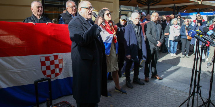 Novi prosvjed u Zagrebu: Pupovcu pod prozorom puštali Thompsonove pjesme