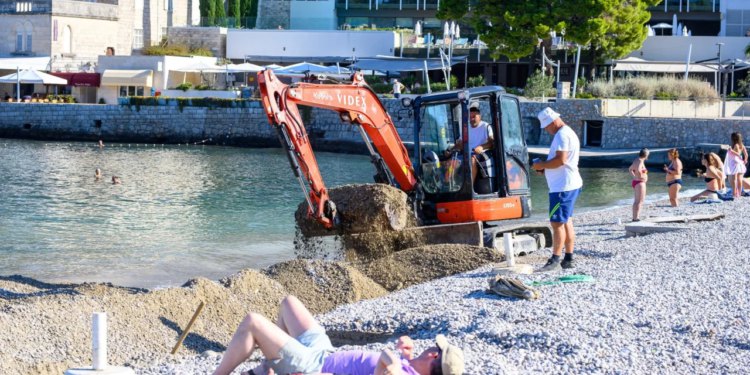 O Palmotićevoj, Sumratinu: ‘Za plažu u Uvali, koga vi pitate? Mene! Tko je pitao bivšeg župana?! Pročelnik Klaić je u ‘nekoj vrsti dosluha’ s obitelji Bonačić, a da imam bager…’