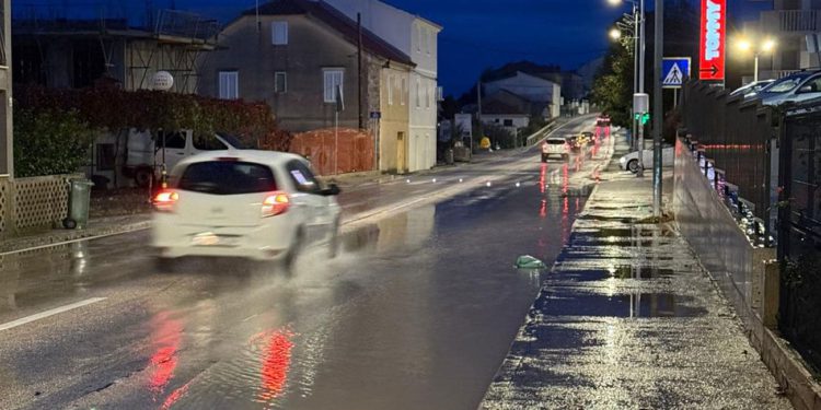 Obilna kiša natopila je šire splitsko područje. Pogledajte kako jutros izgleda cesta nadomak Splita
