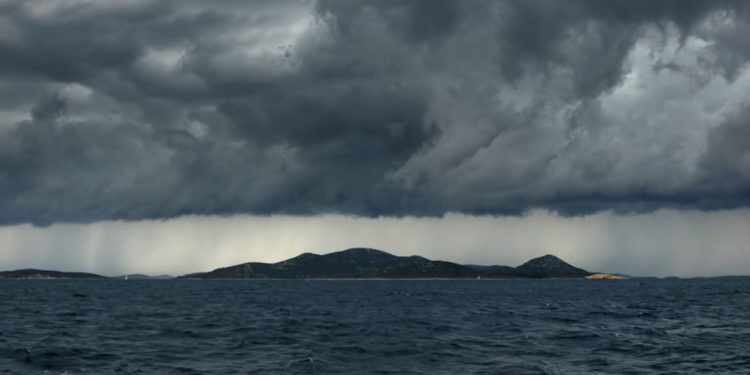 Oblačno s kišom i burom na sjeveru, a jugom na jugu Jadrana