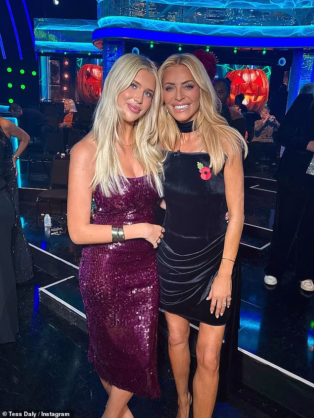 Obožavatelji Tess Daly pozivaju njezinu kći Phoebe koja joj je nalik na zamjenu za Strictly Come Dancing dok poziraju zajedno tijekom snimanja