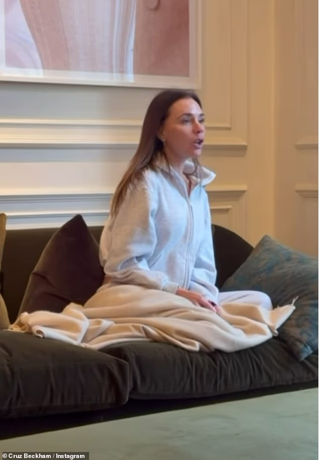 Obožavatelji Victorije Beckham mole je da pusti hit Spice Girls kao božićnog kandidata broj 1 dok pjeva akustičnu pjesmu sa sinom Cruzom (20) u rijetkoj izvedbi