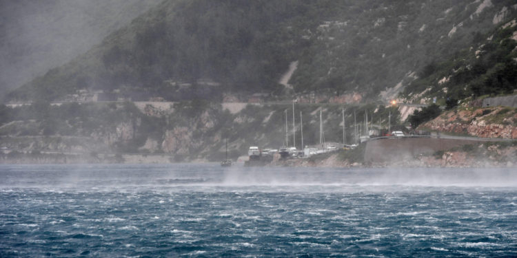 Orkanski vjetar prevrnuo kamper, dvoje ljudi ozlijeđeno: ‘Vjetar nam diže automobil’