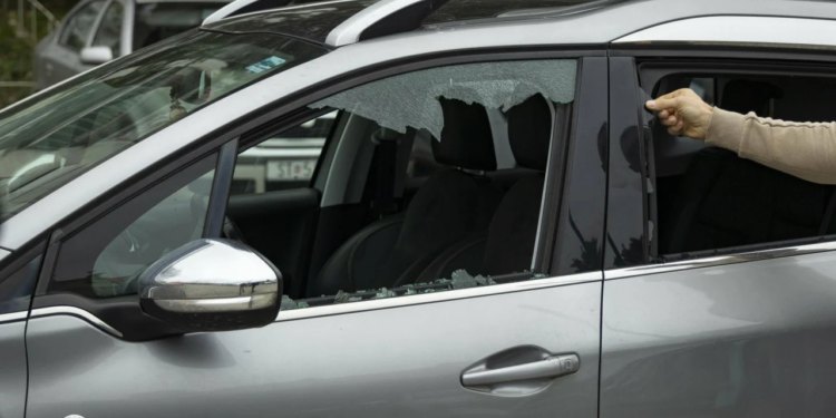 Oštetili su vam automobil na uličnom parkingu, a nigdje kamere ni počinitelja; štetu ćete najčešće snositi sami, ali evo što sve još možete napraviti