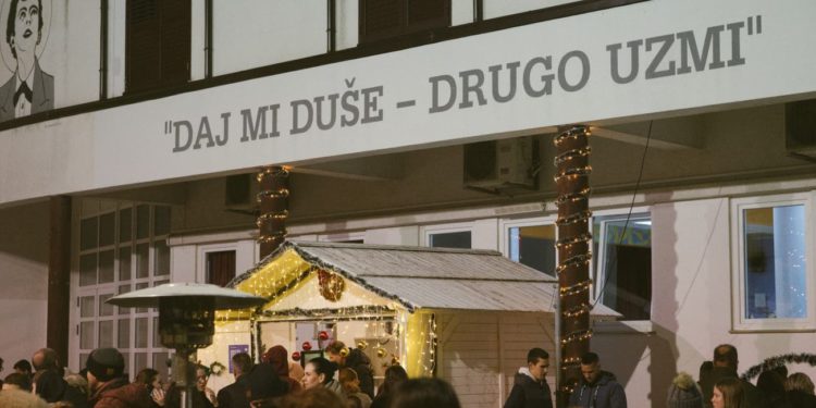 Otvorena dobrotvorna adventska kućica ispred crkve na Kmanu