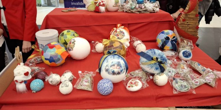 PJESMA I PLES U POZNATOM SPLITSKOM TRGOVAČKOM CENTRU Anđeli u City Centeru One: Djeca i volonteri zajedno izrađuju i prodaju rukotvorine za blagdane