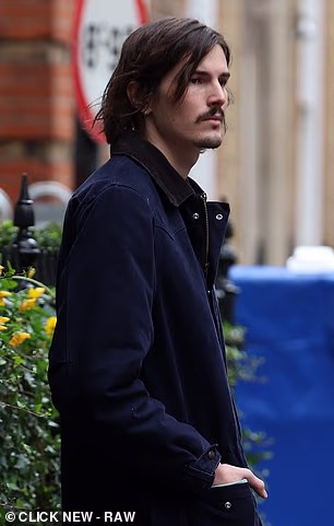 Pierceu Brosnanu pridružuje se neporođeni sin Dylan (28) na snimanju MobLanda dok snima scene u Londonu – nekoliko dana nakon ponovnog susreta s otuđenim najstarijim sinom Christopherom