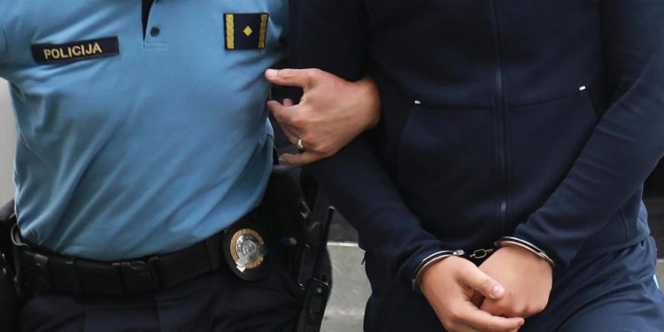 Pijan ispred ugostiteljskog objekta u Zadru vrijeđao, prijetio i fizički napao policajce: udarao ih je nogom i glavom!