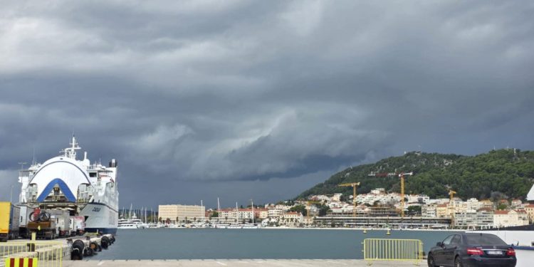 Pijavica iznad Čiova, grmljavinsko nevrijeme s tučom na trogirskom području