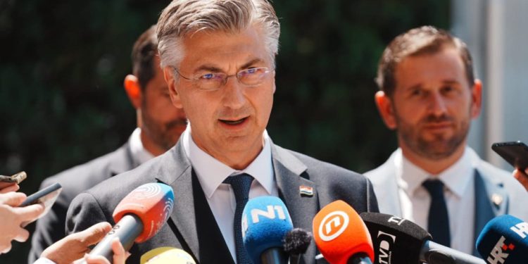 Plenković se oprostio od prvog makarskog gradonačelnika: “Njegova ljubav prema gradu treba poslužiti kao uzor”