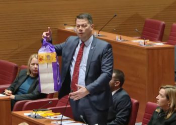 Plenkoviću u Sabor donio paket WC papira: ‘To je poniženje i uvreda’