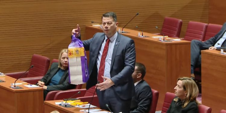 Plenkoviću u Sabor donio paket WC papira: ‘To je poniženje i uvreda’
