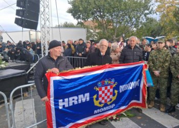 Počast žrtvama Škabrnje odali i branitelji iz Dubrovnika: ‘Mi koji dolazimo s dubrovačkog područja dodatno suosjećamo jer smo i mi bili otjerani iz svojih kuća…’