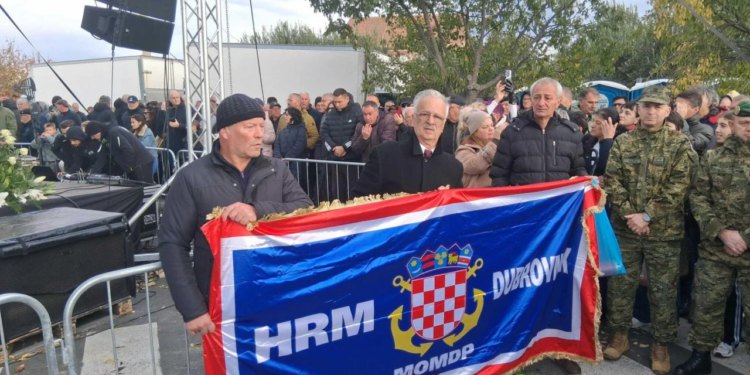 Počast žrtvama Škabrnje odali i branitelji iz Dubrovnika: ‘Mi koji dolazimo s dubrovačkog područja dodatno suosjećamo jer smo i mi bili otjerani iz svojih kuća…’