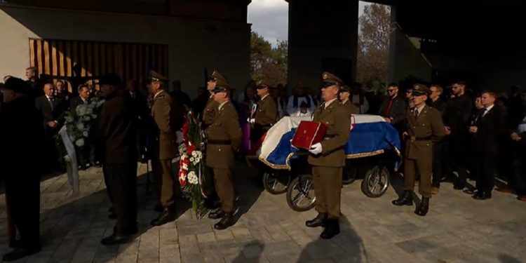 Počeo je posljednji ispraćaj heroja Jean-Michela Nicoliera: Tisuće Hrvata stiglo u Vukovar