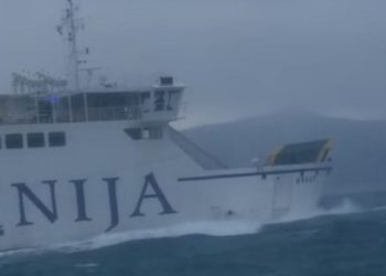 Pogledajte kako se ‘Hrvat’ žestoko bori s burom: Snimljen njegov ulazak u Supetar
