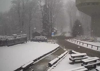 Pogledajte snimke, na Sljemenu fino pada snijeg: Možda bude dosta i za sanjkanje