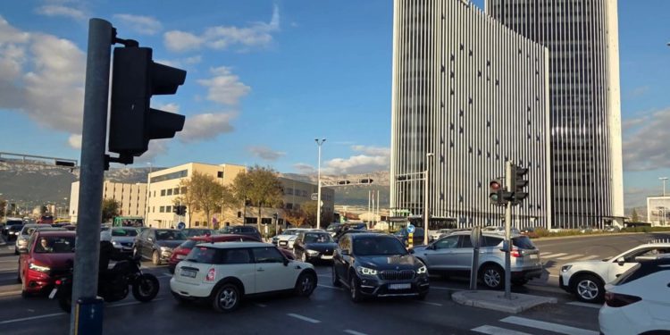 Pola Splita je u crvenom. Gužva je u blizini prometne nesreće, ali i na ulazima i izlazima iz grada