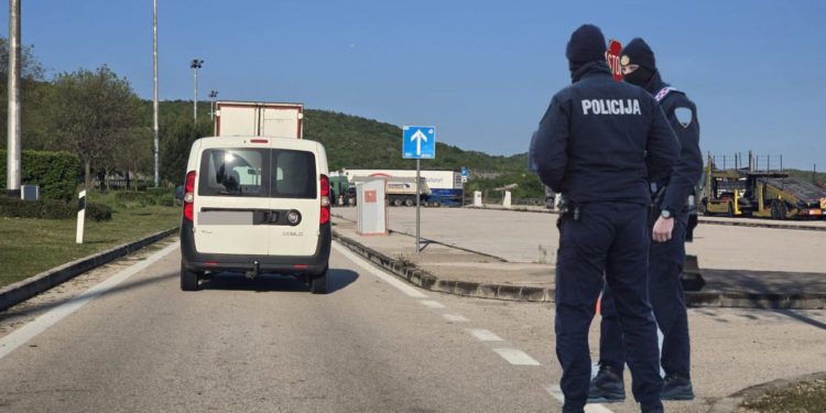 Policija i inspektori kontrolirali teretna vozila na Dalmatini: Čak 36 vozila tehnički neispravno