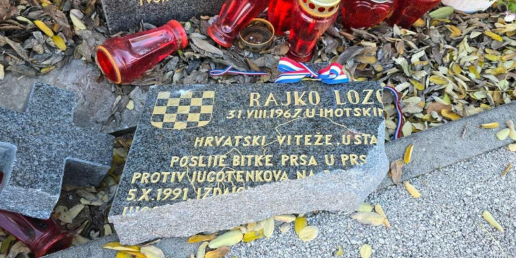 Policija provodi očevid kod slomljene spomen-ploče u Vruljici. Nepoznati počinitelj sumnjiči se za kazneno djelo