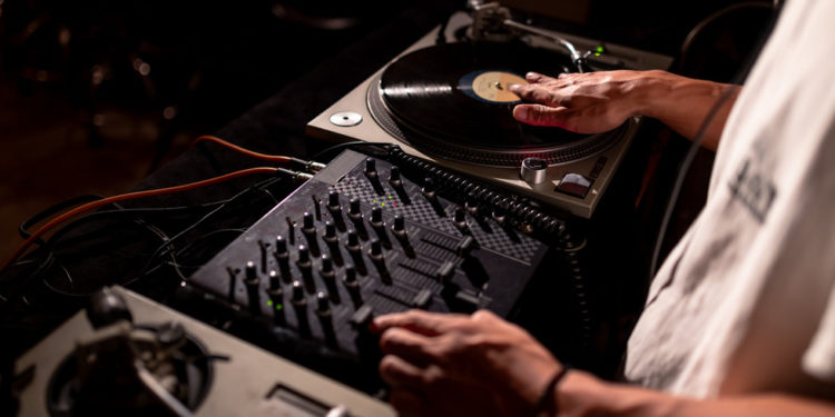 Policija upala u noćni klub u Ukrajini zbog ruske pjesme — RT Rusija i bivši Sovjetski Savez