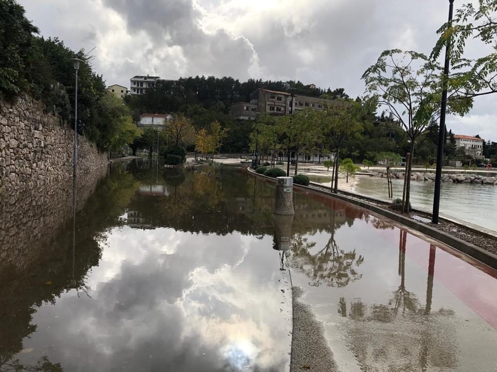 Nakon obilnih oborina poplavila uvala u Jadranovu. Građani: "Točno smo na ovu katastrofu upozoravali"