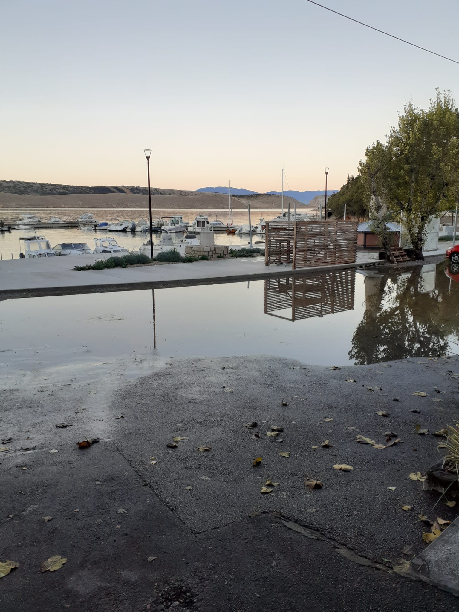 Nakon obilnih oborina poplavila uvala u Jadranovu. Građani: "Točno smo na ovu katastrofu upozoravali"