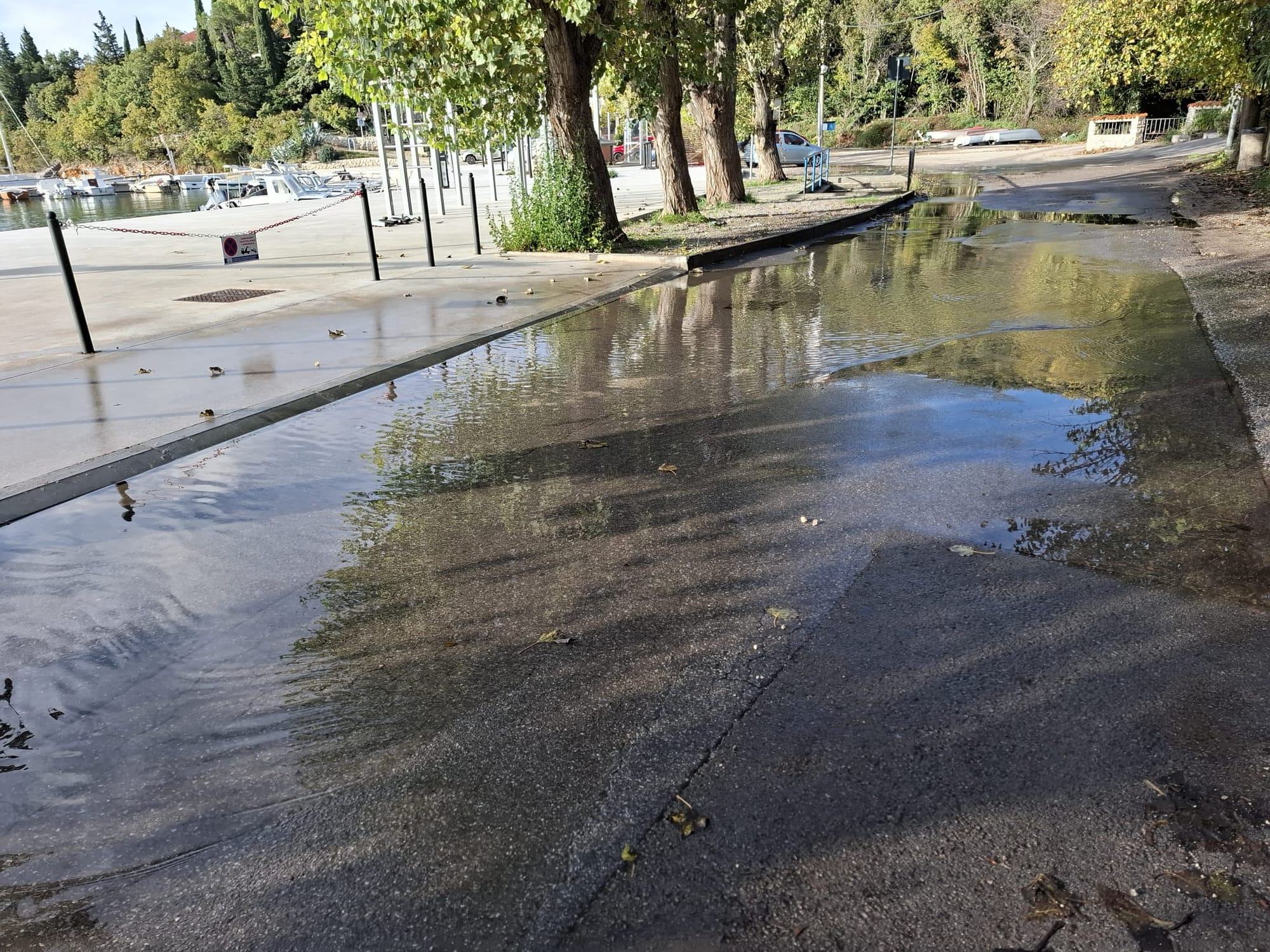 Nakon obilnih oborina poplavila uvala u Jadranovu. Građani: "Točno smo na ovu katastrofu upozoravali"